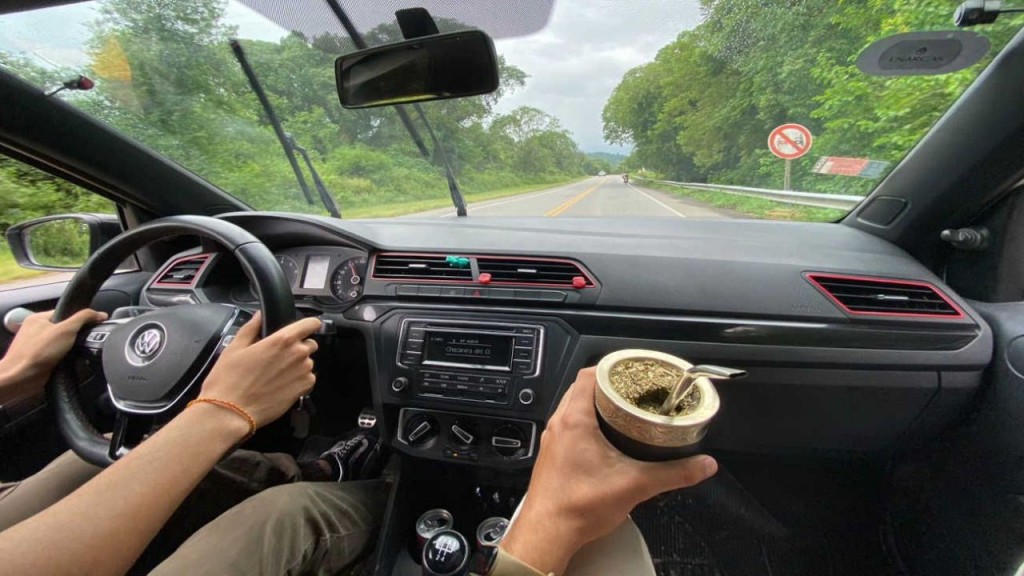MATE AL VOLANTE: QUÉ PIENSAN LOS CONDUCTORES SOBRE ESTA COSTUMBRE Y POR QUÉ ES TAN PELIGROSA