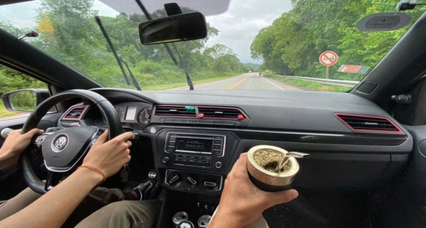 MATE AL VOLANTE: QUÉ PIENSAN LOS CONDUCTORES SOBRE ESTA COSTUMBRE Y POR QUÉ ES TAN PELIGROSA