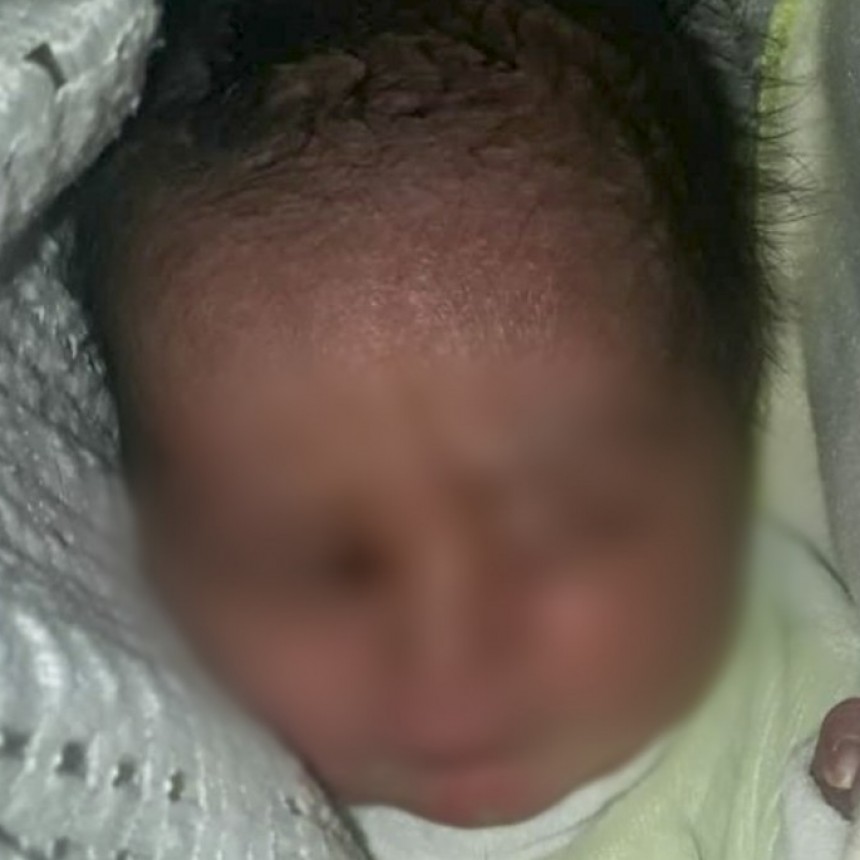 ENCUENTRAN A UN BEBÉ ABANDONADO EN UNA CAJA DE CARTÓN EN MERLO