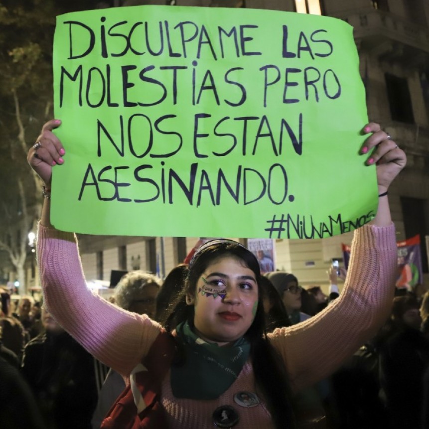 MILES DE MUJERES MARCHARON DESDE CONGRESO A PLAZA DE MAYO CONTRA LA 