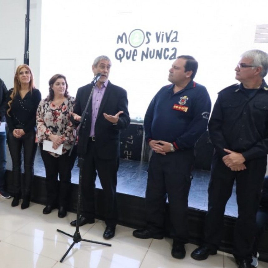 FERRARESI HOMENAJEÓ A LOS BOMBEROS VOLUNTARIOS EN SU DÍA Y LES ENTREGÓ UN SUBSIDIO DE MÁS DE UN MILLÓN DE PESOS