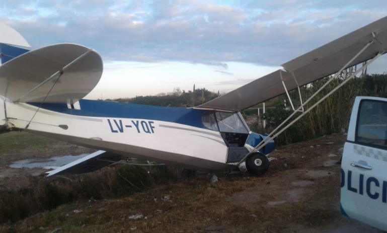 SE DESPISTÓ UNA AVIONETA EN BERAZATEGUI Y FRENÓ EN LA AUTOPISTA