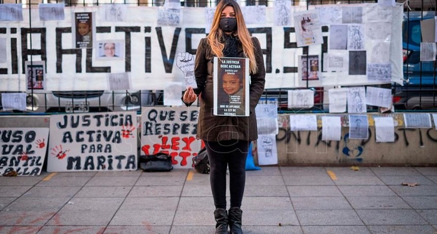 PARA PEDIR JUSTICIA, UNA MUJER PEGÓ EN TRIBUNALES DIBUJOS HECHOS POR NIÑOS ABUSADOS