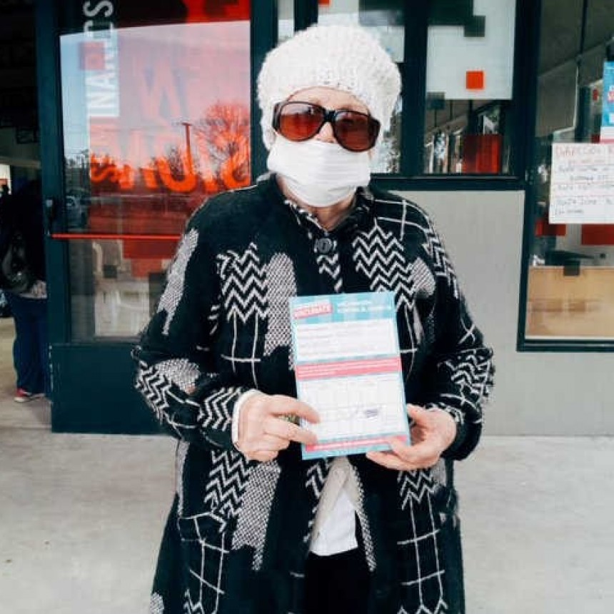 LUISA, UNA JUNINENSE DE 79 AÑOS, LA PRIMERA PERSONA EN VACUNARSE SIN TURNO