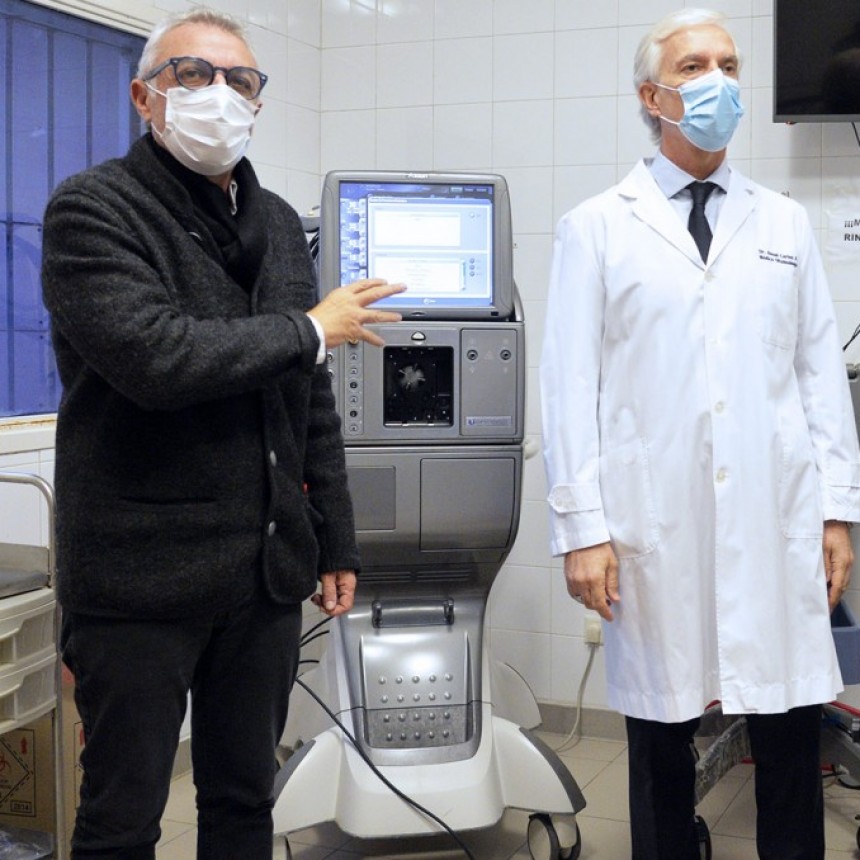 JULIO ZAMORA PRESENTÓ UN EQUIPO DE ÚLTIMA GENERACIÓN PARA CIRUGÍAS DE ALTA COMPLEJIDAD EN EL HOSPITAL OFTALMOLÓGICO DR. RAMÓN CARRILLO