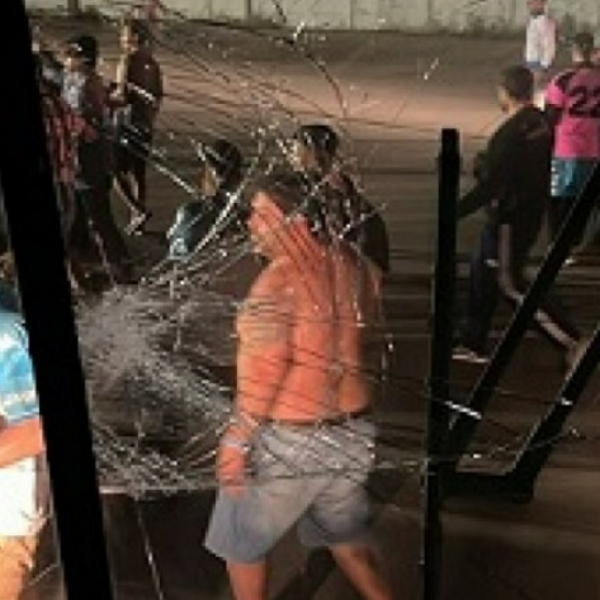 BRUTAL Y VIOLENTO ATAQUE DE LA POLICIA Y BARRAS BRAVAS DE FLAMENGO A LOS HINCHAS DE RACING EN BRASIL