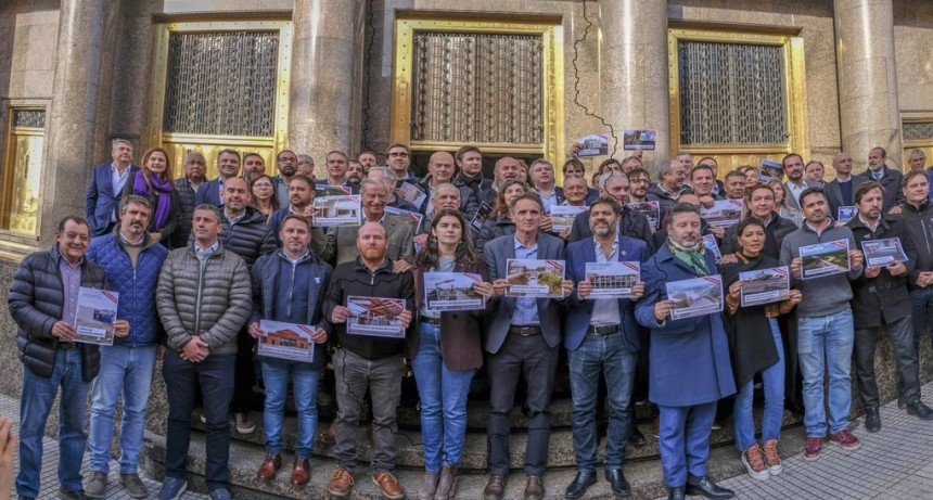 FUNCIONARIOS BONAERENSES E INTENDENTES LLEVARON SU RECLAMO POR FONDOS A ECONOMÍA
