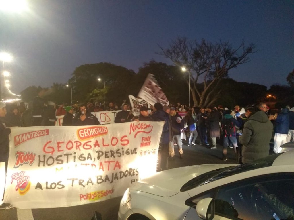  TRABAJADORES DE GEORGALOS CORTAN RAMAL TIGRE DE PANAMERICANA CONTRA DESPIDOS.