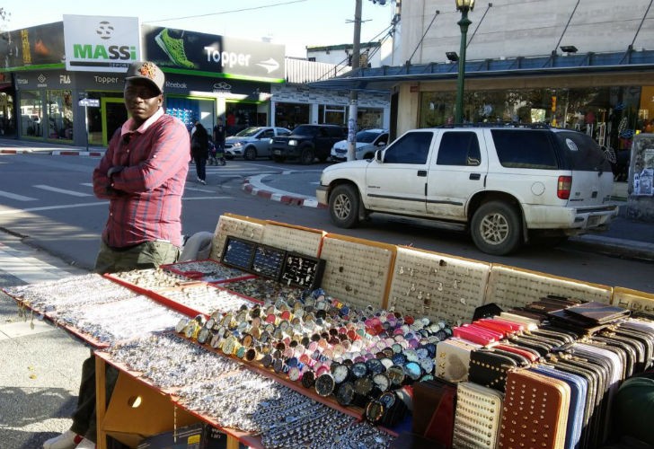 FUNCIONARIOS SE REUNIERON CON VENDEDORES AMBULANTES SENEGALESES