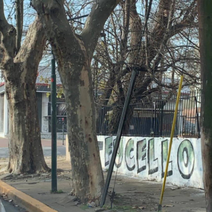 LOS VECINOS DEL CASCO DE BECCAR INDIGNADOS POR LAS PINTADAS POLITICAS QUE ARRUINARON LOS FRENTES DE LAS CASAS