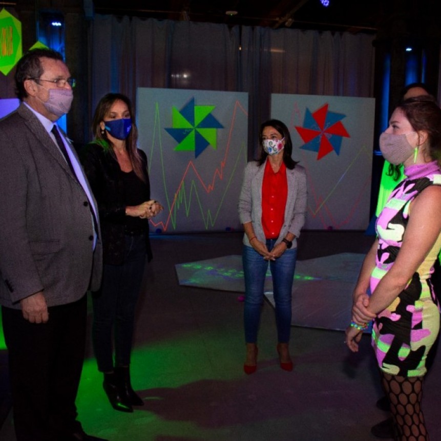  MALENA GALMARINI Y TRISTÁN BAUER RECORRIERON LA MUESTRA “DÍA CERO” EN EL PALACIO DE LAS AGUAS CORRIENTES