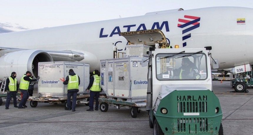 SIGUEN LLEGANDO VACUNAS: ESTA TARDE ARRIBARÁ AL PAÍS OTRO VUELO CON MÁS DE 800.000 DOSIS DE ASTRAZENECA