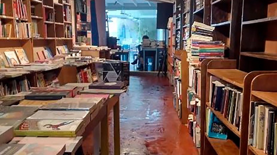 LUEGO DE HABERSE INUNDADO, UNA LIBRERÍA PREPARA UNA FERIA DE LIBROS MOJADOS