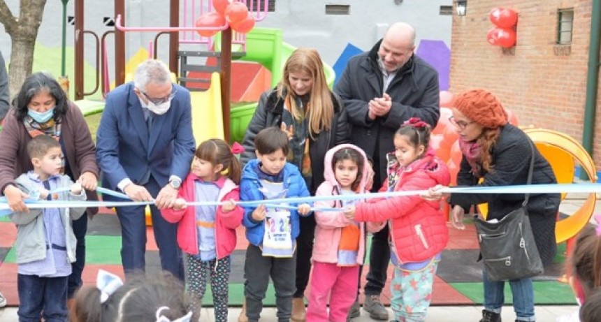 JULIO ZAMORA INAUGURÓ LOS NUEVOS JUEGOS DEL JARDÍN N°929 