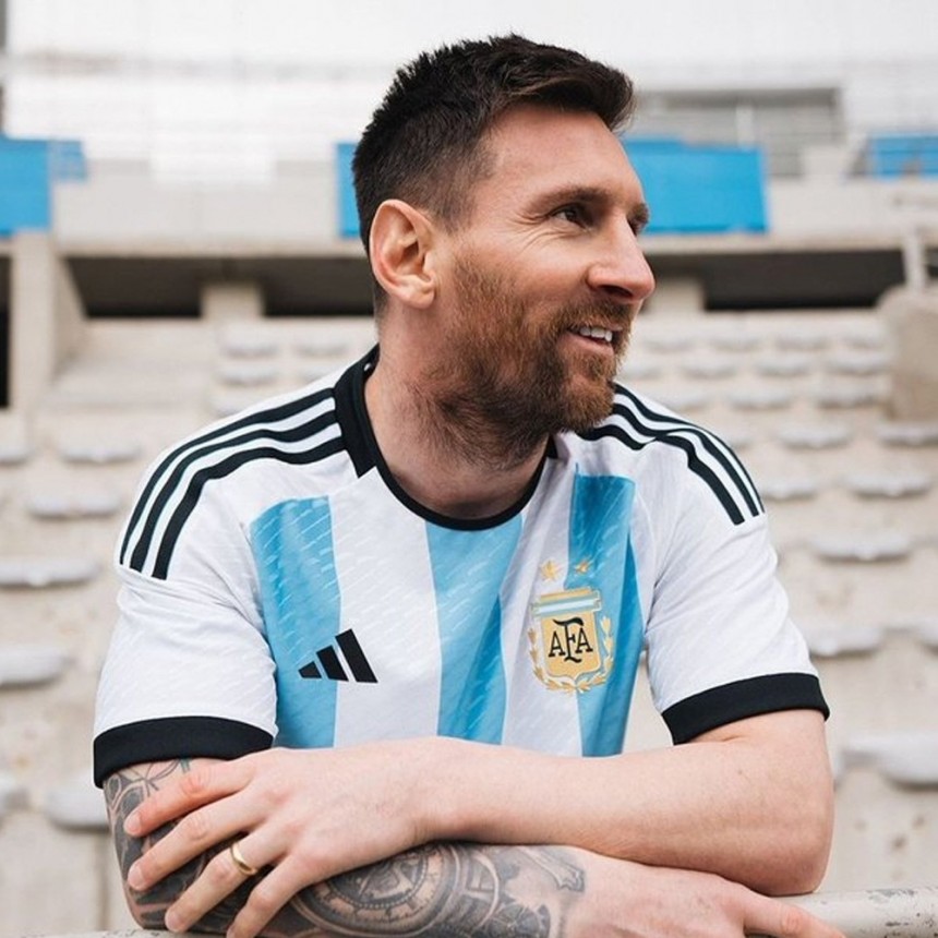 ASÍ ES LA NUEVA CAMISETA QUE ARGENTINA USARÁ EN QATAR 2022