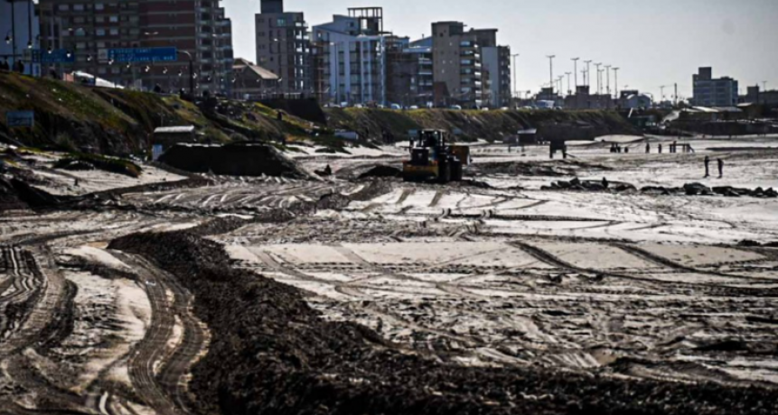 MAR DEL PLATA; CUESTIONAN MOVIMIENTOS DE ARENA PARA UNA DELIRANTE COMPETENCIA DE MOTOS EN LA PLAYA