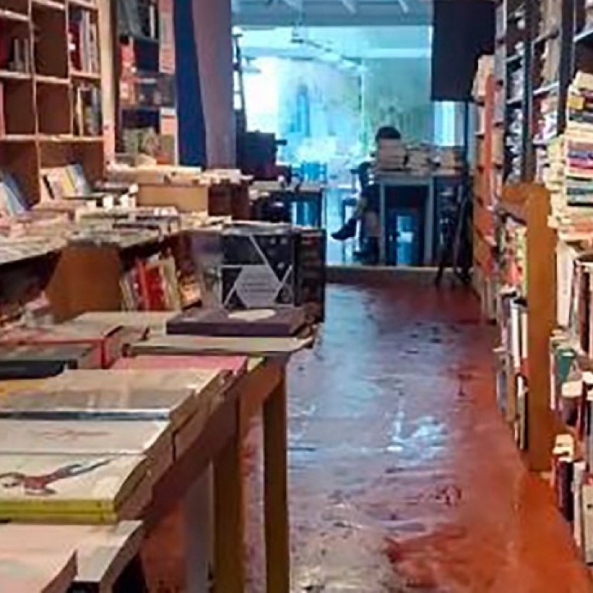LUEGO DE HABERSE INUNDADO, UNA LIBRERÍA PREPARA UNA FERIA DE LIBROS MOJADOS