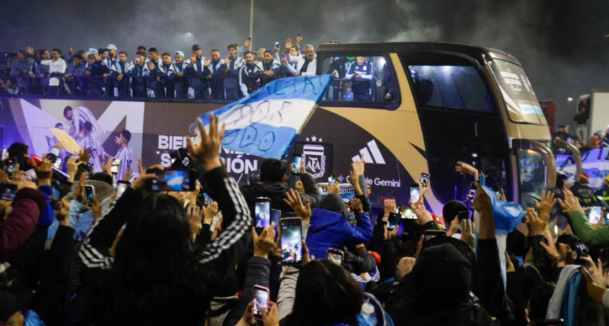 LA SELECCI&Oacute;N VOLVI&Oacute; DEL MUNDIAL: MULTITUD EN EZEIZA, MICRO DESCAPOTABLE Y UN EMOTIVO RECIBIMIENTO