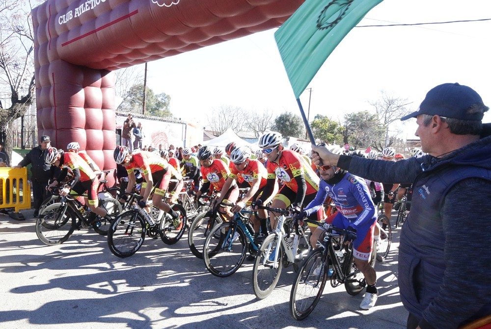 350 DEPORTISTAS DE LA PROVINCIA DE BUENOS AIRES COMPITIERON EN LAS CALLES DE REMEDIOS DE ESCALADA.