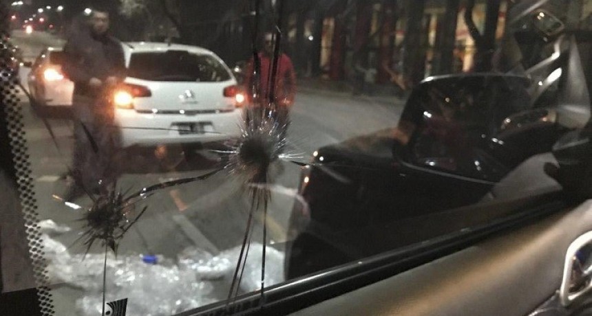 ATACARON LA CAMIONETA QUE TRASLADABA AL PRECANDIDATO PRESIDENCIAL ESPERT