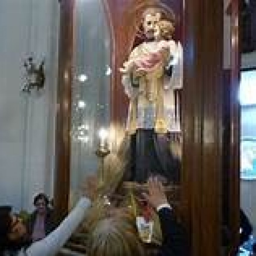 PEREGRINOS FORMAN FILA PARA INGRESAR AL SANTUARIO DE SAN CAYETANO EN LINIERS: ESPERAN MÁS DE 150 MIL FIELES