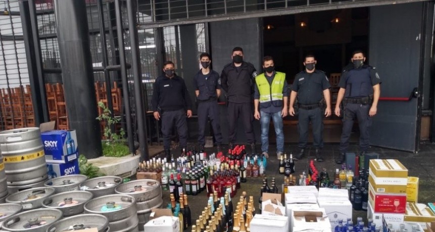 EN LA PLATA DEMORAN A 60 JÓVENES QUE PARTICIPARON DE UNA FIESTA CLANDESTINA EN UNA CERVECERÍA