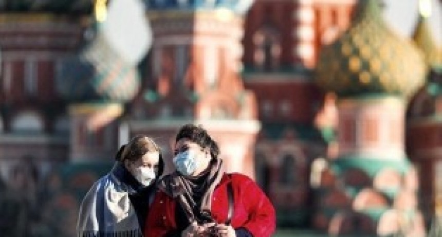 RUSIA ANUNCIÓ QUE EN OCTUBRE COMENZARÁ A VACUNAR MASIVAMENTE Y SIN CARGO CONTRA EL CORONAVIRUS