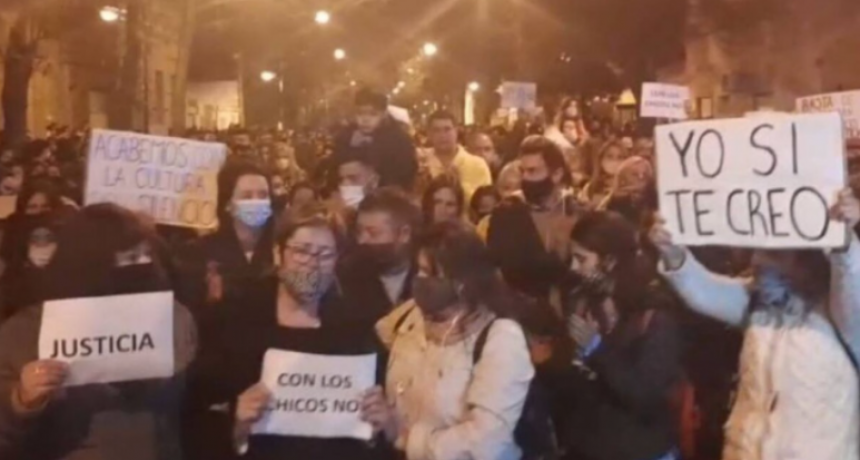 MILES DE PERSONAS RECLAMARON JUSTICIA EN RAFAELA POR UN CASO DE ABUSO SEXUAL EN UNA ESCUELA