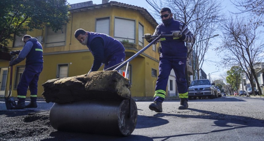 AVANZAN LOS TRABAJOS DE BACHEO Y ASFALTO EN VILLA MARTELLI