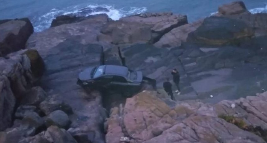 MAR DEL PLATA: UN JOVEN PERDIÓ EL CONTROL DEL AUTO Y CAYÓ DESDE UN BARRANCO A UNA ZONA DE ROCAS