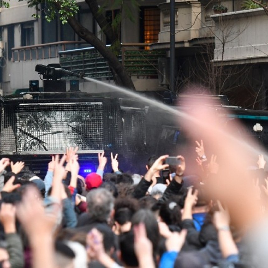 LA POLICÍA DE LA CIUDAD REPRIMIÓ A MANIFESTANTES FRENTE AL DOMICILIO DE LA VICEPRESIDENTA