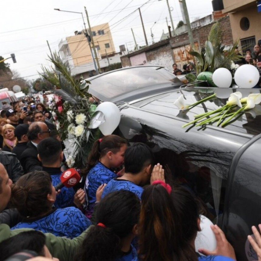DESPIDIERON LOS RESTOS DE MORENA ENTRE DOLOR, APLAUSOS Y PEDIDOS DE JUSTICIA POR EL CRIMEN