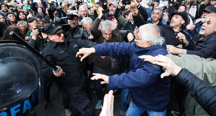 BRUTALIDAD DEL GOBIERNO: REPRIMIERON A JUBILADOS QUE RECLAMABAN POR EL VETO A LA LEY PROVISIONAL