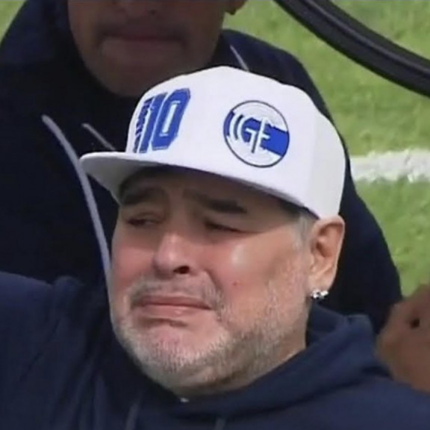 MARADONA ROMPIÓ EN LLANTO AL INGRESAR AL ESTADIO DE GIMNASIA, CON 25 MIL PERSONAS, PARA SU PRIMER ENTRENAMIENTO COMO DT
