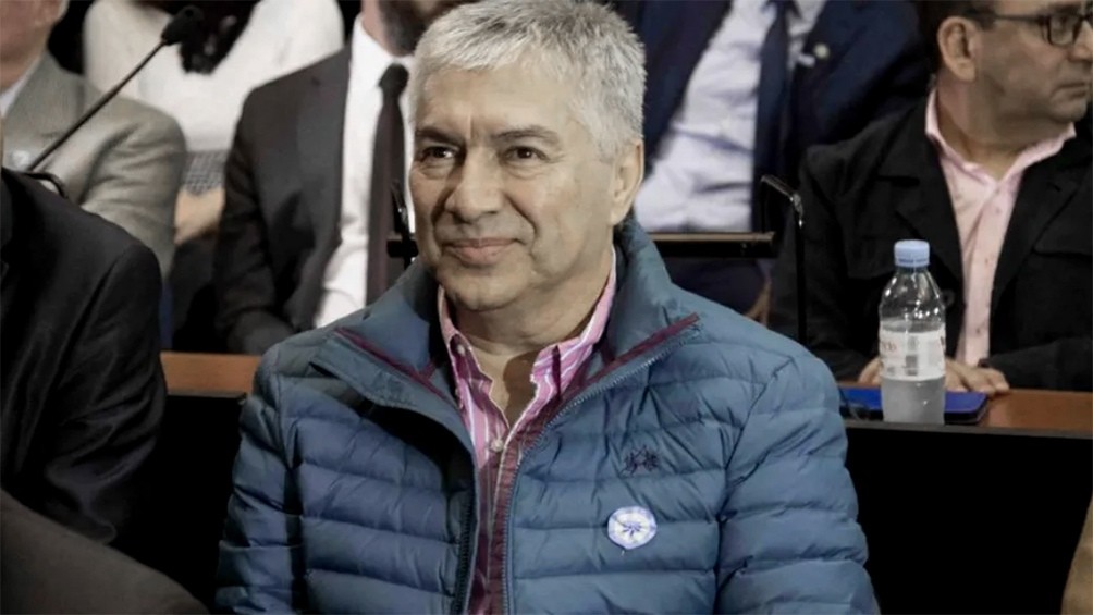 DELIRANTE: A PIEDRAZOS Y CON UN PIQUETE VECINOS LE IMPIDEN ENTRAR A LA PRISIÓN DOMICILIARIA A LÁZARO BÁEZ