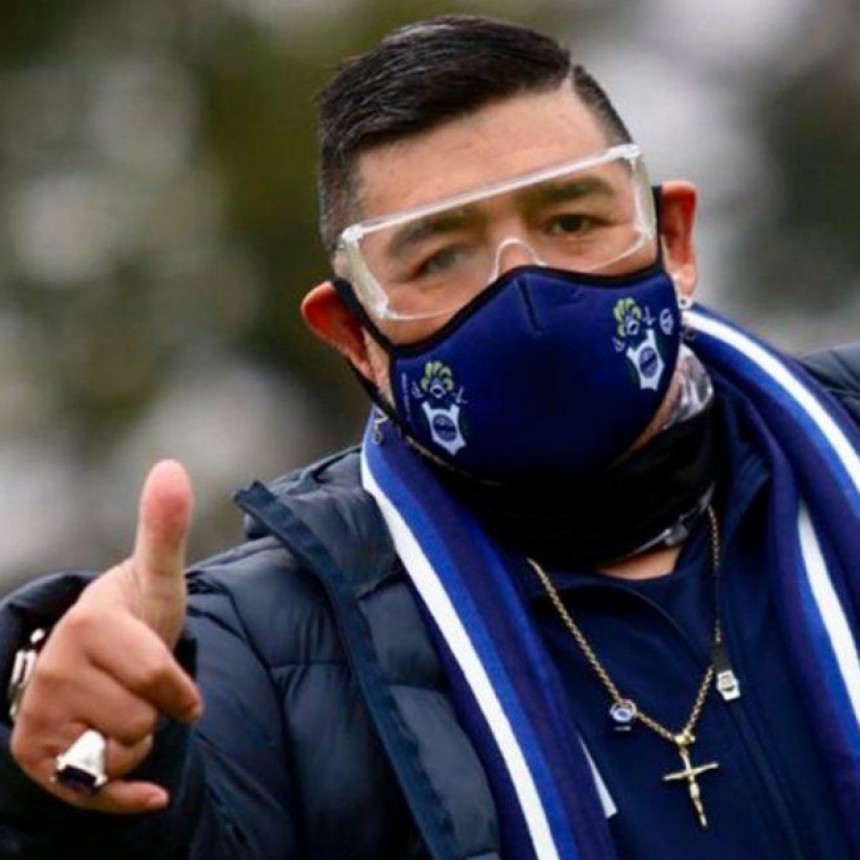 DIEGO MARADONA DIJO PRESENTE EN EL ENTRENAMIENTO DE GIMNASIA