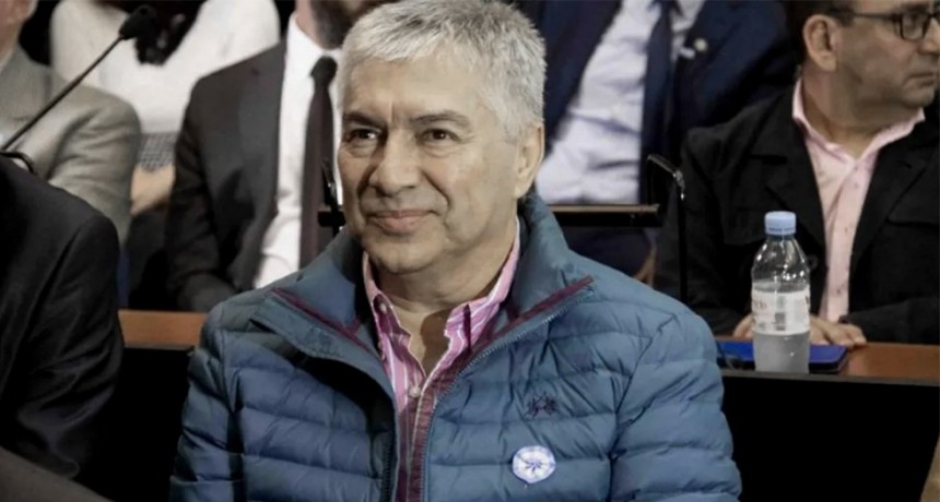 DELIRANTE: A PIEDRAZOS Y CON UN PIQUETE VECINOS LE IMPIDEN ENTRAR A LA PRISIÓN DOMICILIARIA A LÁZARO BÁEZ