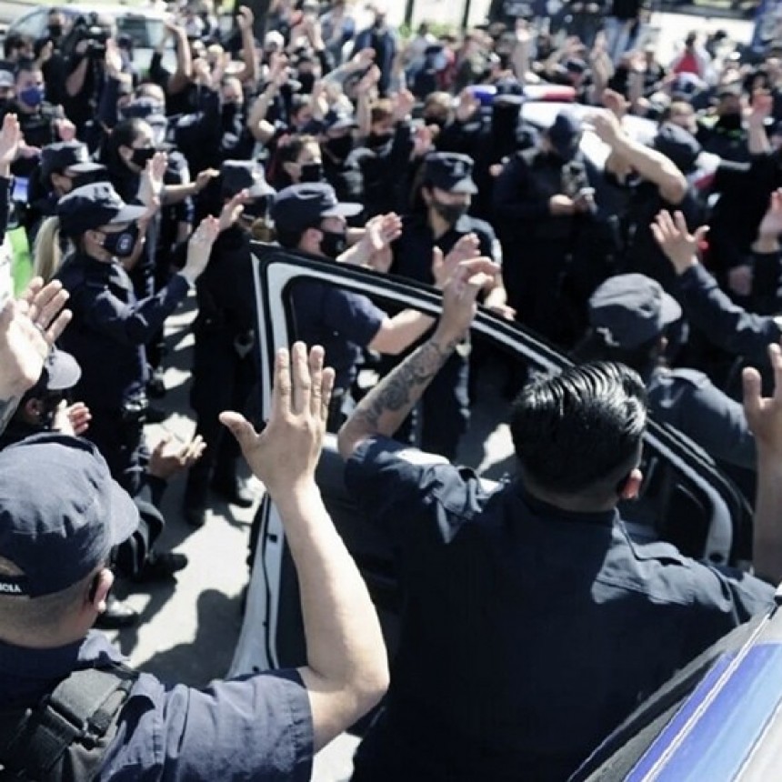 EN UN ATAQUE A LA DEMOCRACIA HUBO UNA PROTESTA POLICIAL FRENTE A LA RESIDENCIA DE OLIVOS