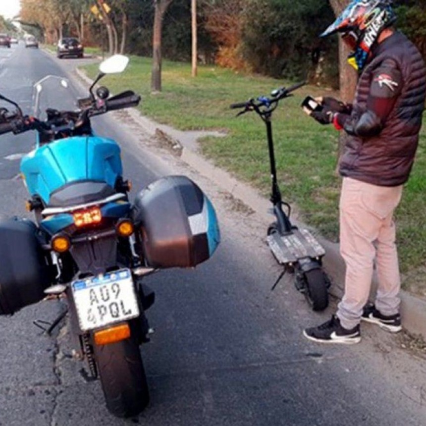 DETUVIERON A UN HOMBRE QUE IBA EN MONOPATÍN A 100 KILOMETROS POR HORA POR LA PANAMERICANA