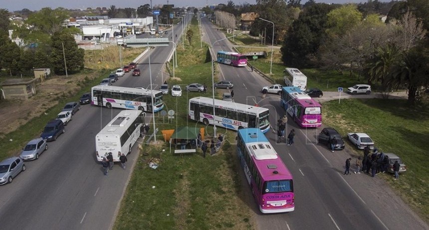 CHOFERES DE MICRO MANTIENEN CORTADO EL INGRESO A MAR DEL PLATA Y ANUNCIAN UN PARO