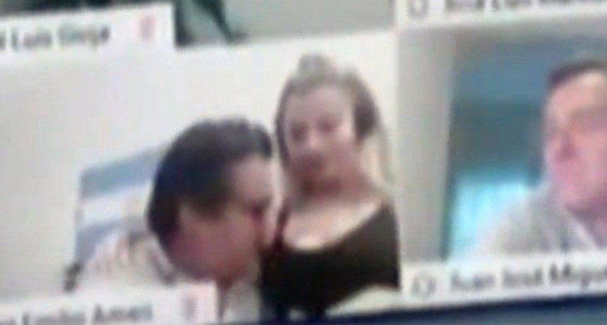 SUSPENDIERON A UN DIPUTADO QUE PROTAGONIZÓ UNA ESCENA SEXUAL EN PLENA SESIÓN VIRTUAL