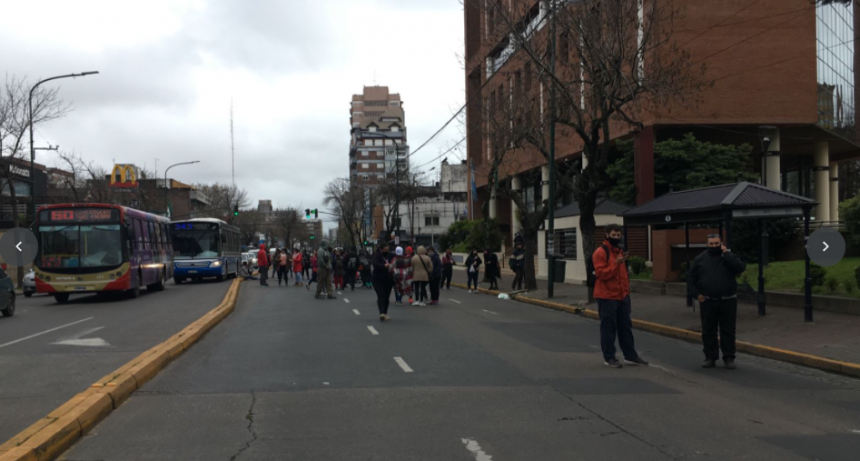 LOS VECINOS DE LA CALLE URUGUAY DE SAN ISIDRO VOLVIERON A MARCHAR A LA MUNICIPALIDAD CANSADOS DE LOS NARCOS