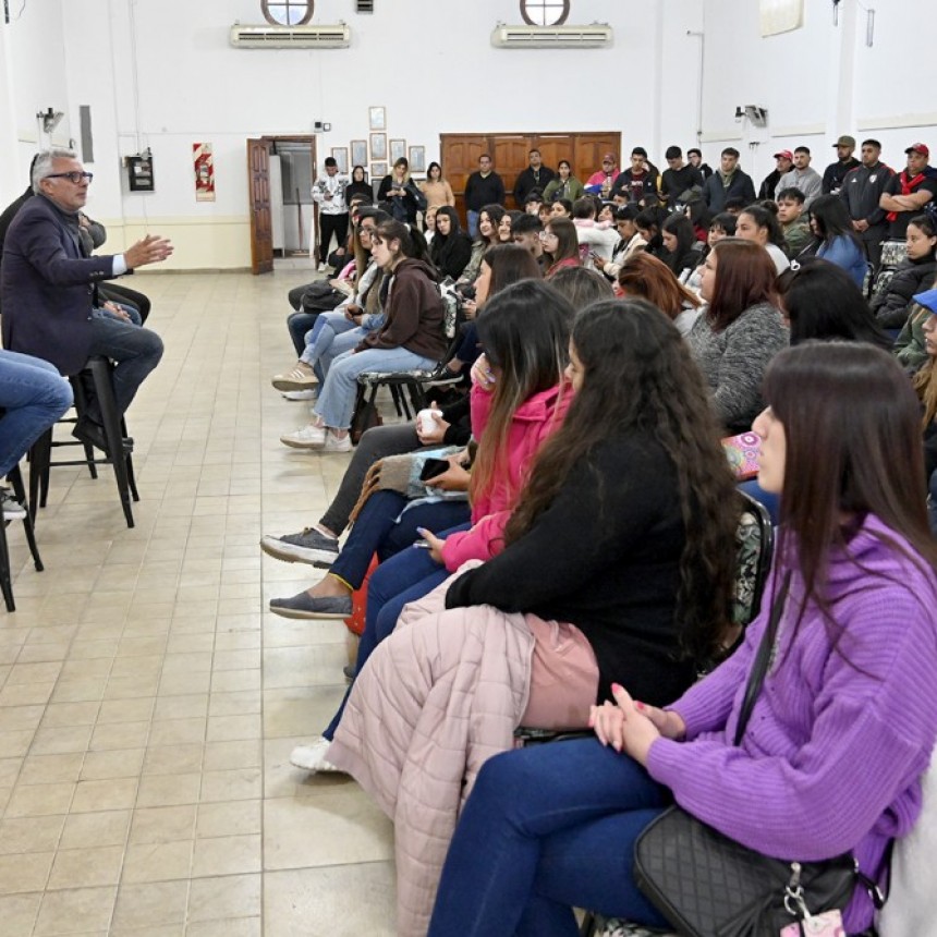JULIO ZAMORA JUNTO A JÓVENES DE TIGRE: “TIENEN QUE SER LOS PROTAGONISTAS ABSOLUTOS DE LA CONSTRUCCIÓN DE UNA NUEVA SOCIEDAD”