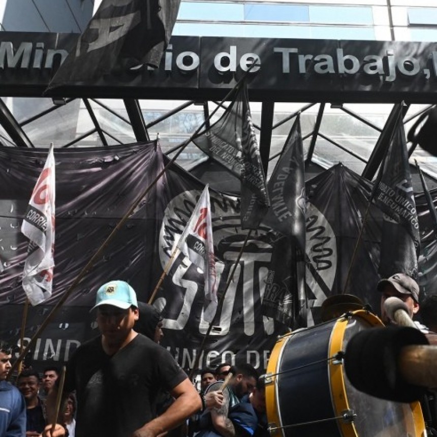 LAS NEGOCIACIONES POR EL CONFLICTO DEL NEUMÁTICO SEGUIRÁN HOY EN TRABAJO