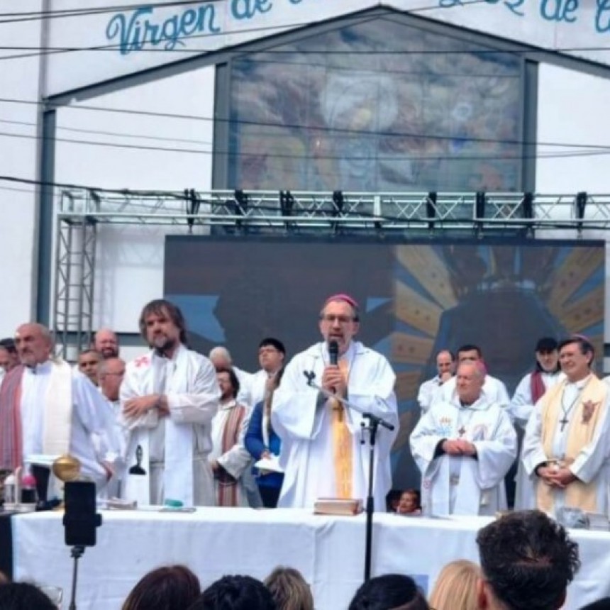 CURAS VILLEROS REALIZARON LA MISA DE DESAGRAVIO AL PAPA TRAS LOS DICHOS DE MILEI