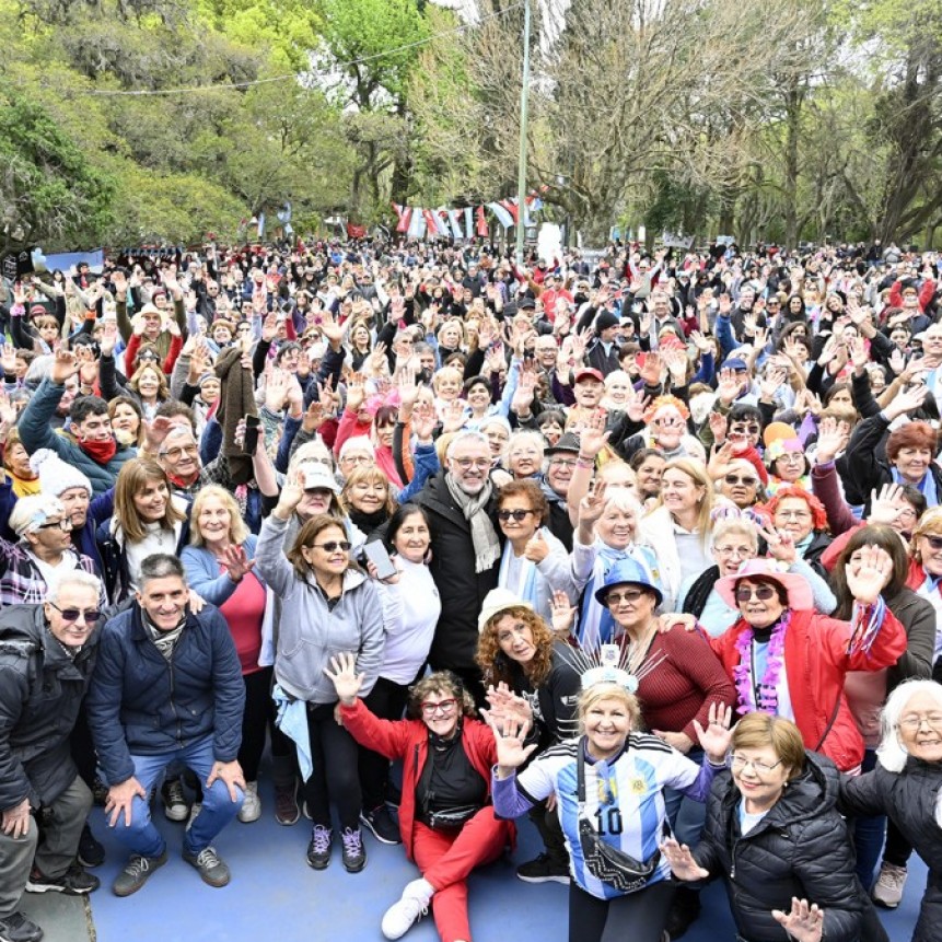 JULIO ZAMORA CELEBRÓ JUNTO A CIENTOS DE VECINOS Y VECINAS EL DÍA DEL JUBILADO EN EL CLUB ECOSOL