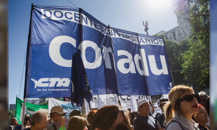 EL VETO DEL GOBIERNO A LA LEY DE FINANCIAMIENTO UNIVERSITARIO HA DESATADO LA FURIA DE LA OPOSICIÓN, LOS GREMIOS Y LOS ESTUDIANTES, QUIENES SE LEVANTAN EN UNA MARCHA MASIVA PARA EXIGIR LO QUE LES CORRESPONDE.