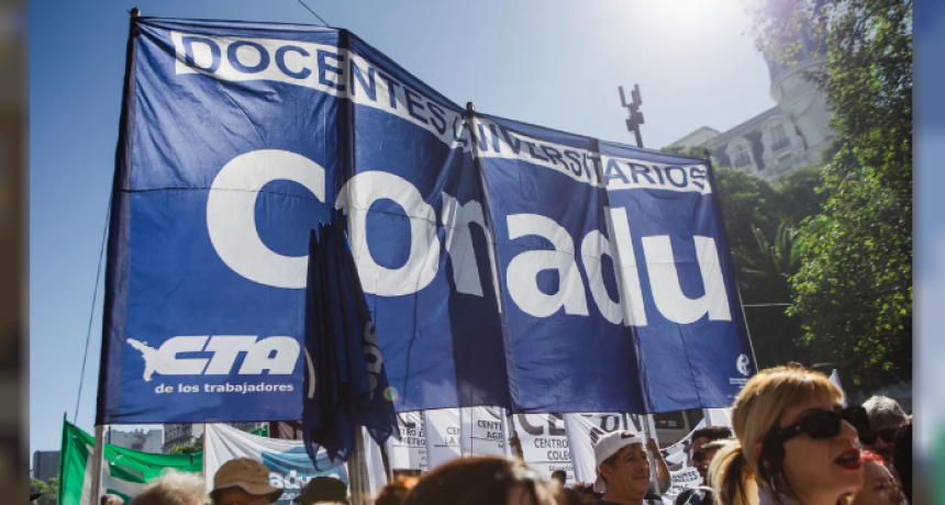 EL VETO DEL GOBIERNO A LA LEY DE FINANCIAMIENTO UNIVERSITARIO HA DESATADO LA FURIA DE LA OPOSICIÓN, LOS GREMIOS Y LOS ESTUDIANTES, QUIENES SE LEVANTAN EN UNA MARCHA MASIVA PARA EXIGIR LO QUE LES CORRESPONDE.