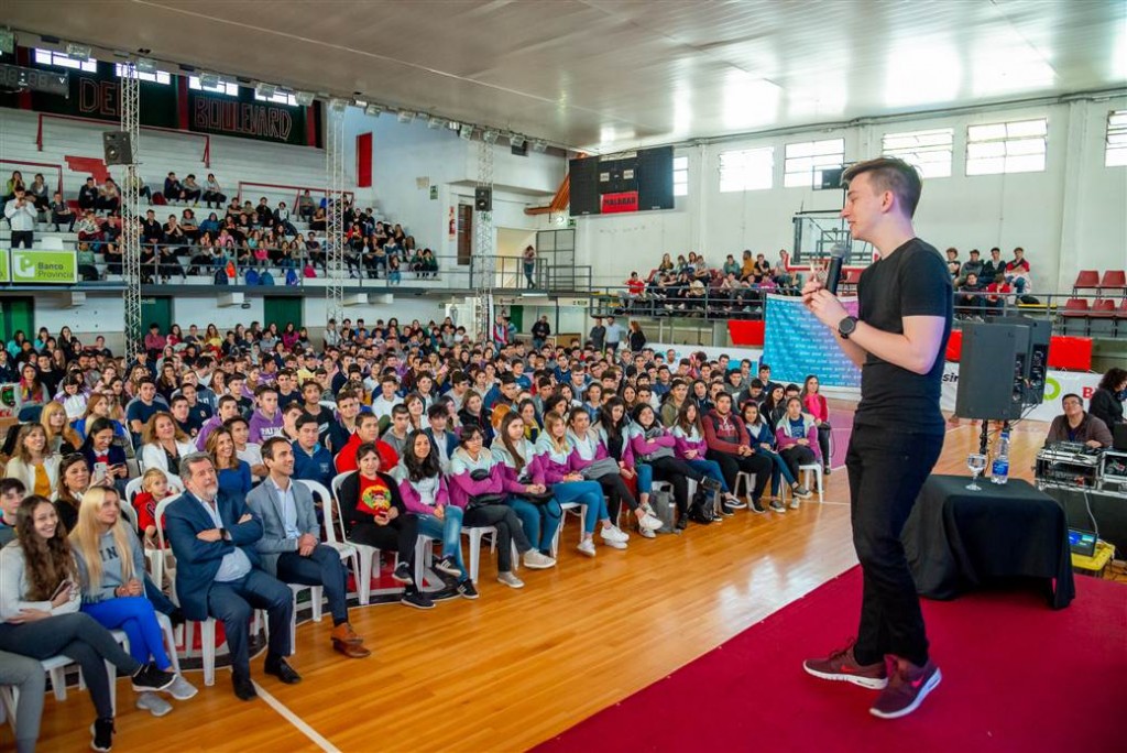 EL CREADOR DE ¡HABLALO! MATEO SALVATTO BRINDÓ UNA CHARLA A JÓVENES DE LA CIUDAD