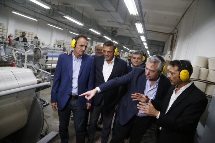 ALBERTO FERNANDEZ VISITO UNA FABRICA EN SAN MARTIN Y UN PERIODISTA LO DATEO SOBRE EL BICHO PUNTERO
